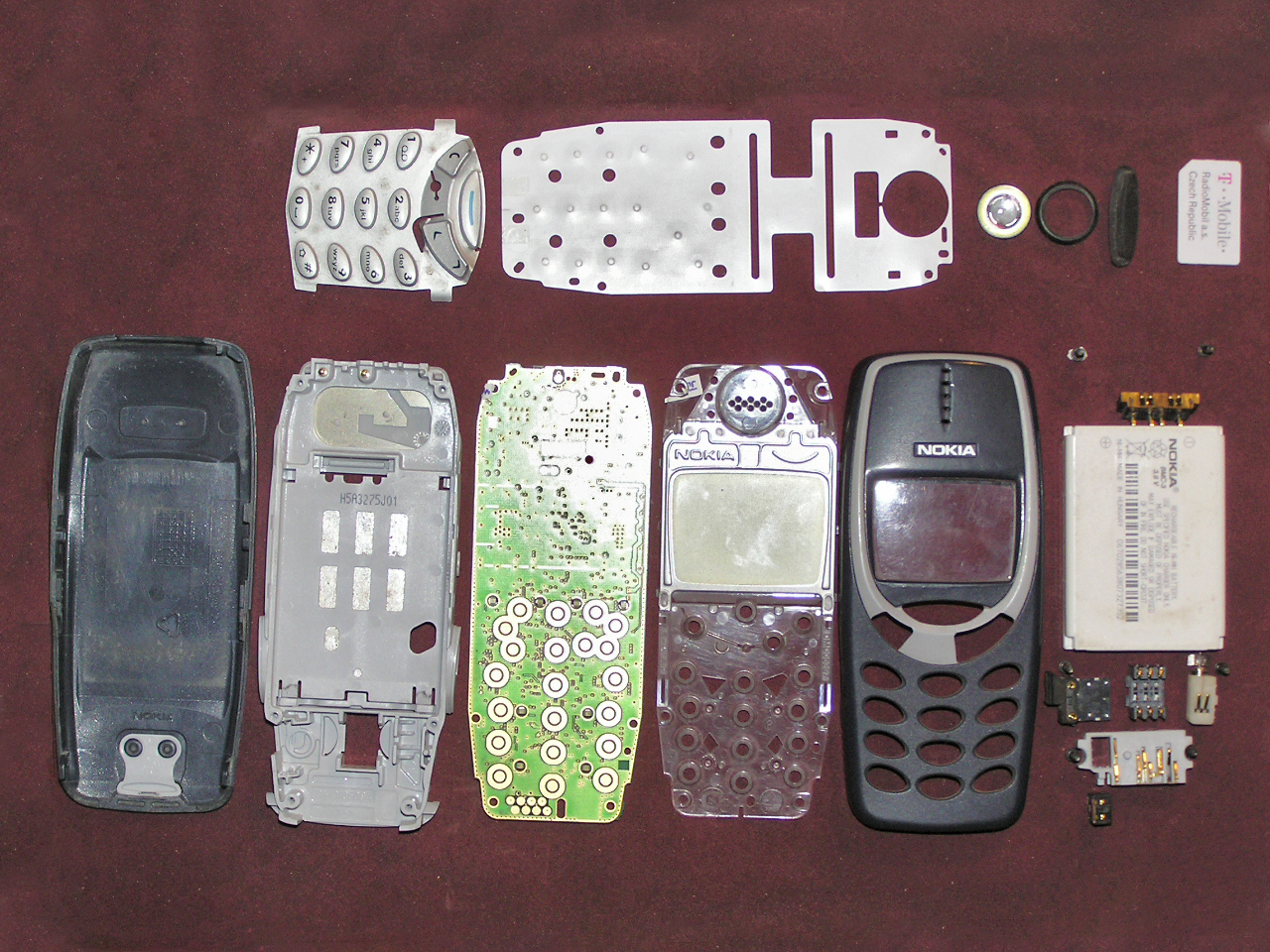 Nokia_3310_disassembled_%28filtered%29_%28no_border%29.jpg
