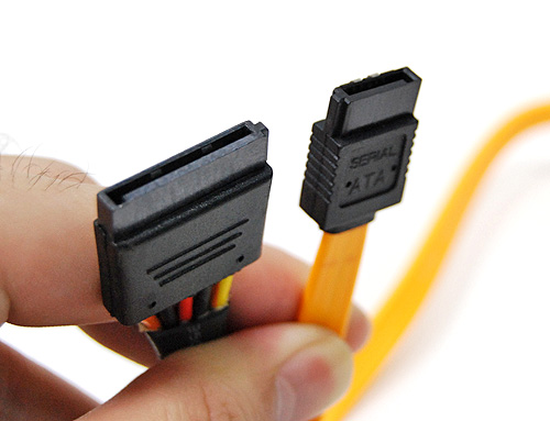 2014-01-12_010208_sata_power_and_data_cables.jpg