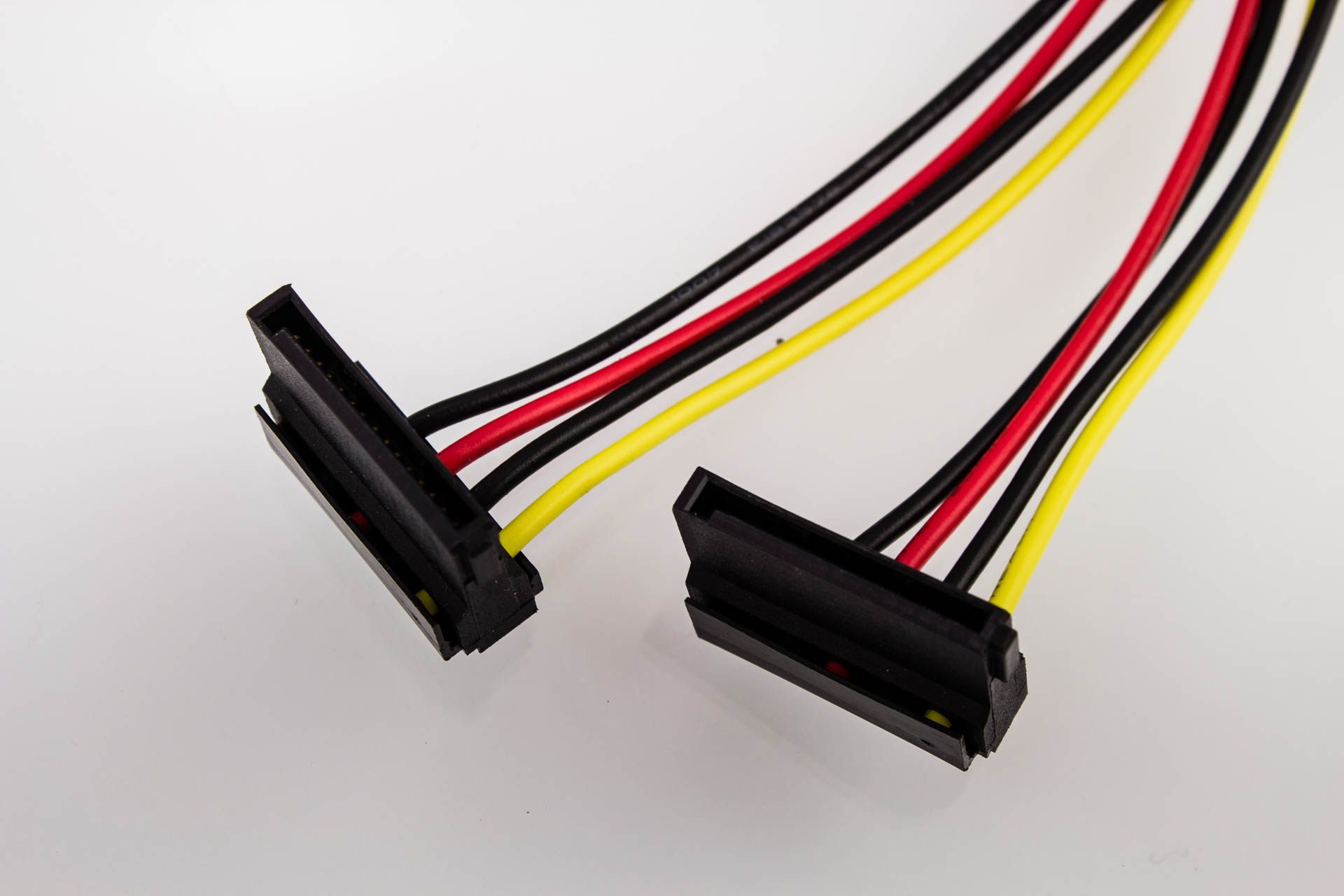 PP-SATA-P-Y-RT-SATA-Power-Y-Cable-2x-Right-Angle-15p-to-AT-4p-Male-003.jpg