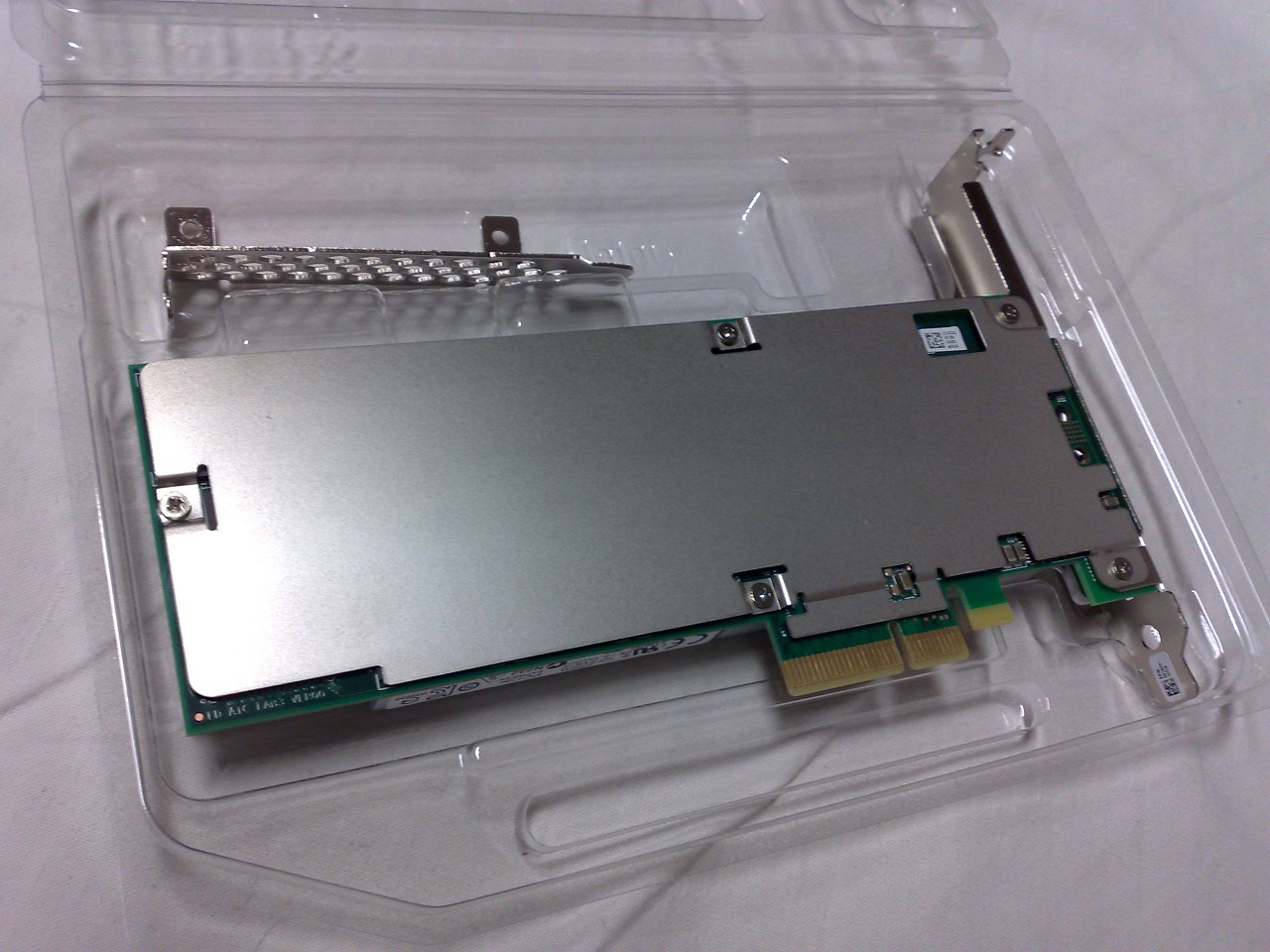 Intel_SSD_750_series%2C_400_GB_add-in_card_model%2C_bottom_view.jpg